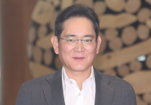 이재용 삼성전자 회장이 아시아 최고 갑부로 꼽히는 무케시 암바니 인도 릴라이언스그룹 회장 막내아들 결혼식 참석을 마치고 7월 14일 오후 서울 강서구 서울김포비즈니스항공센터를 통해 귀국하는 모습 / 뉴스1