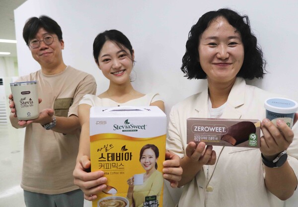 푸드테크 기업 펄세스의 임직원이 자사 스테비아 신제품을 들고 있다. / 쿠팡