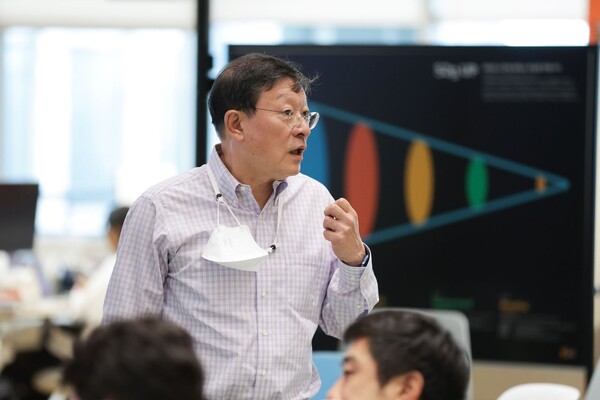 허태수 GS그룹 회장이 8월 22일 서울 강남구 GS타워에서 열린 ‘52g 협의체’ 모임에 참여해 현장 직원들의 자발적인 혁신 참여의 중요성을 강조하고 있다. / GS그룹