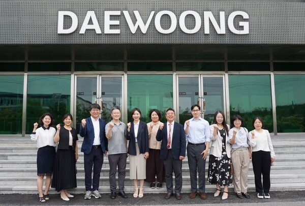 중국 요녕성에 위치한 요녕대웅제약이 ‘선양다산연구소’와 협약을 맺고 ‘액제 경구형’ 만성변비 치료제의 중국 시장 진출을 본격화한다. / 대웅제약