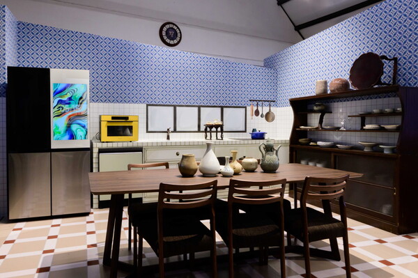 메종 투 메종 2024: 모르는 한국에 구현한 삼성전자 스마트홈에 '비스포크 AI 패밀리허브', '비스포크 큐커 오븐', '비스포크 AI 식기세척기', '비스포크 AI 인덕션' 등이 전시된 모습 / 삼성전자