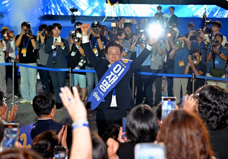 야권이 이재명 더불어민주당 대표의 당 대표 당선을 두고 '축하', '이재명 사당화' 등의 엇갈린 메시지를 내놨다. 사진은 이 대표가 지난 18일 오후 서울 송파구 올림픽공원 KSPO돔에서 열린 제1차 정기전국당원대회에서 인사하고 있는 모습. / 뉴시스
