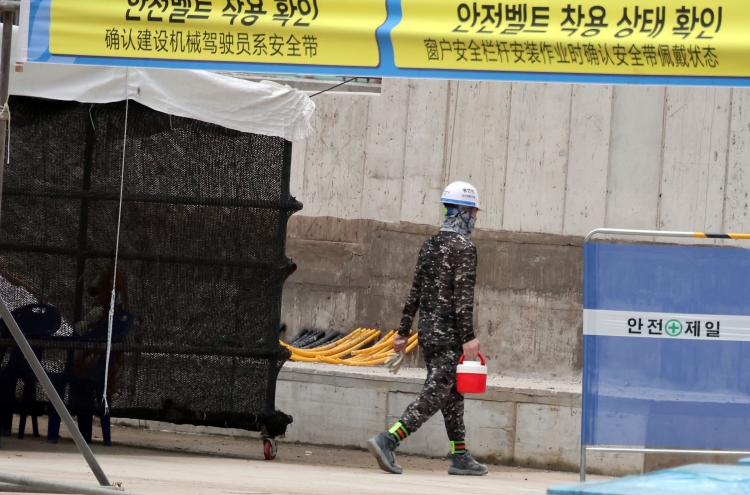 한국건설산업연구원은 최근 브리핑 발표를 통해 건설산업의 성장·투자가 크게 줄어들고 있는 가운데 이 같은 문제를 타파하기 위해선 사회간접자본(SOC)을 바탕으로 한 공공공사 활성화가 필요하다고 주장했다. 사진은 근무 중인 건설 근로자의 모습./ 뉴시스