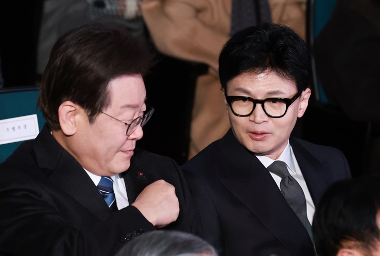 이재명 더불어민주당 대표의 코로나19 확진으로 ‘여야 대표 회담’이 연기된 가운데, 민주당이 국민의힘의 ‘회담 생중계’ 압박에 채상병 특검법으로 반격에 나선 모습이다. 사진은 한동훈 국민의힘 대표(당시 비상대책위원장)와 이재명 민주당 대표가 지난 3월 1일 서울 중구 유관순기념관에서 열린 제105주년 3·1절 기념식에서 대화하고 있는 모습. / 뉴시스