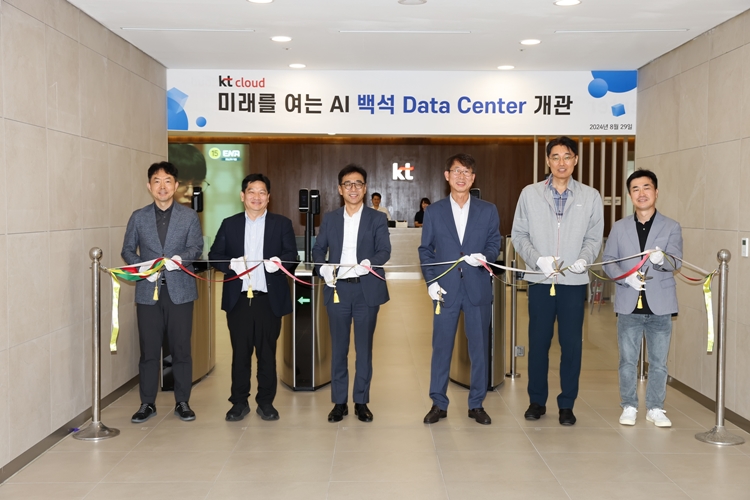 KT클라우드는 백석 AI데이터센터(AIDC)’를 개관했다고 30일 밝혔다. 사진은 (왼쪽부터) 이용희 GS네오텍 기전사업부 상무, 이찬우 KT클라우드 IDC운용담당, 김승운 KT클라우드 IDC본부장, 김상곤 KT클라우드 IDC사업담당, 유경탁 KT 미디어센터장, 송용준 KT클라우드 IDC기업고객팀장 등이 개관식에서 기념촬영하고 있는 모습. / KT클라우드