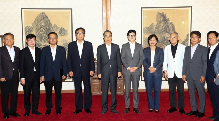 한덕수 국무총리, 한동훈 국민의힘 대표, 정진석 대통령비서실장, 최상목 경제부총리 겸 기획재정부 장관 등이 25일 오후 서울 종로구 총리공관에서 열린 제20차 고위당정협의회에서 기념촬영을 하고 있다. / 뉴시스