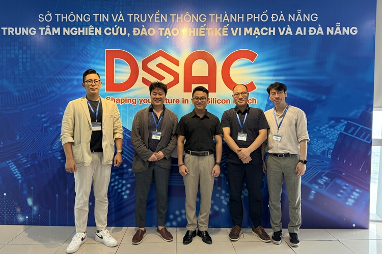 씽크포비엘은 베트남 지방정부 산하기관 ‘다낭 반도체 AI 연구훈련센터(DSAC)’와 지역 IT기업과 AI 신뢰성 강화를 위한 협력방안을 마련했다고 21일 밝혔다. 사진은  20일 오전 다낭시청 DSAC 사무실에서 참석자들이 기념사진을 찍고 있는 모습./ 씽크포비엘