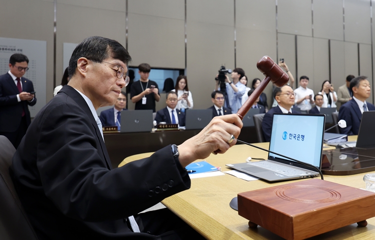 한국은행 금융통화위원회는 오는 20일 통화정책방향 결정회의를 열고 기준금리 수준을 결정할 예정이다. 사진은 7월 11일 이창용 한국은행 총재가 서울 중구 한국은행에서 열린 금융통화위원회에서 의사봉을 두드리고 있는 모습./ 뉴시스 