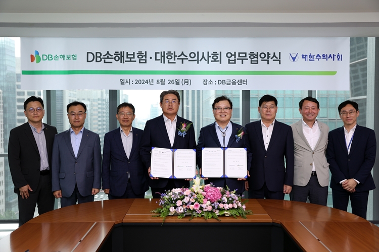 DB손해보험이 대한수의사회와 손잡고 ‘펫보험 시장의 안정적 성장과 동물진료 향상에 나선다. 사진은 지난 26일 열린 양 기관의 업무협약식. / DB손해보험