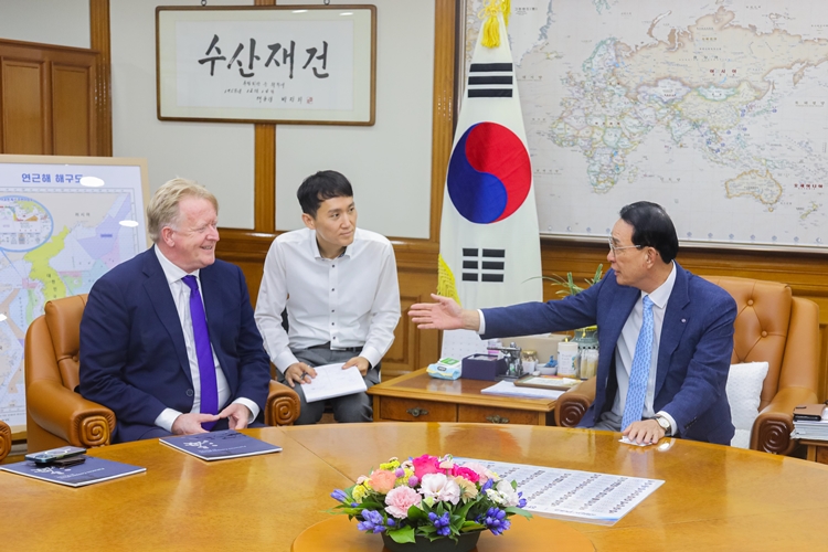 노동진(오른쪽) 수협중앙회장이 26일 서울 송파구 수협중앙회에서 예룬 더글라스 세계협동조합연맹 사무총장과 면담하고 있다. / 수협중앙회