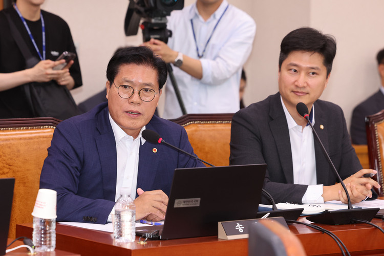 송석준 국민의힘 의원이 지난 25일 오전 서울 여의도 국회에서 열린 법제사법위원회 전체회의에서 의사진행 발언을 하고 있다. /뉴시스