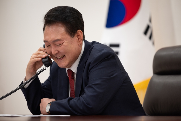 윤석열 대통령이 지난 7월 23일 서울 용산 대통령실 청사에서 페트르 피알라 체코 총리와 원전 분야를 비롯한 양국 간 실질적 협력 방안과 관련해 전화 통화를 하고 있다. / 대통령실 제공