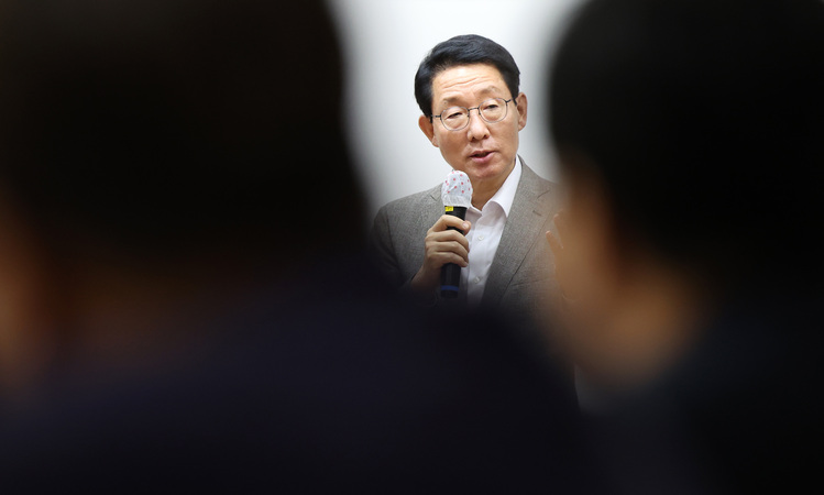 김상훈 국민의힘 정책위의장이 지난 16일 오후 대구 북구 대구시의사회관에서 열린 지역의료, 필수의료 살리기 위한 간담회에서 모두발언을 하고 있는 모습.  /뉴시스