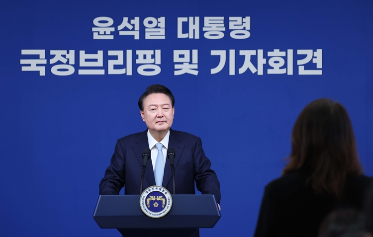 윤석열 대통령이 29일 서울 용산 대통령실 청사 브리핑룸에서 열린 국정브리핑 및 기자회견에서 기자의 질문을 듣고 있다. / 뉴시스