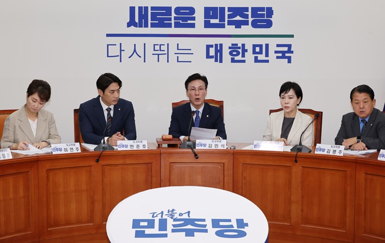 김민석(가운데) 더불어민주당 수석 최고위원이 23일 오전 국회에서 열린 최고위원회의에서 발언하고 있다. 이재명 대표는 지난 22일 코로나19 확진 판정을 받고 공식 일정을 취소한 채 자가격리에 들어갔다. / 뉴시스