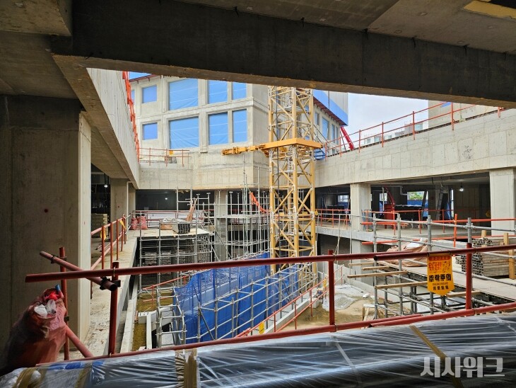 한국건설산업연구원이 최근 브리핑 발표를 통해 공개한 설문 조사 결과에 따르면 전국의 건설현장 115곳은 지난 1년간 평균 8.3회의 안전점검을 받았으며, 22곳의 현장은 16회 이상 받은 것으로 나타났다. 사진은 대한민국의 건설현장./ 사진=이강우 기자