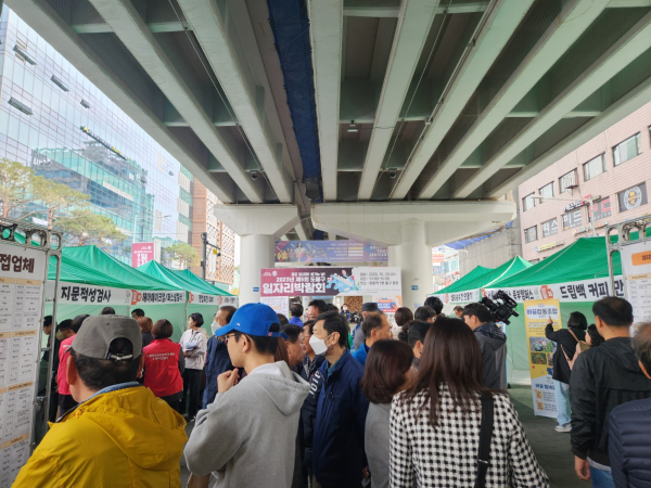 도봉구 지역 내 구직자들이 ‘제5회 도봉구 일자리박람회’에서 다양한 고용정보를 알아보고 있다. (사진=도봉구)