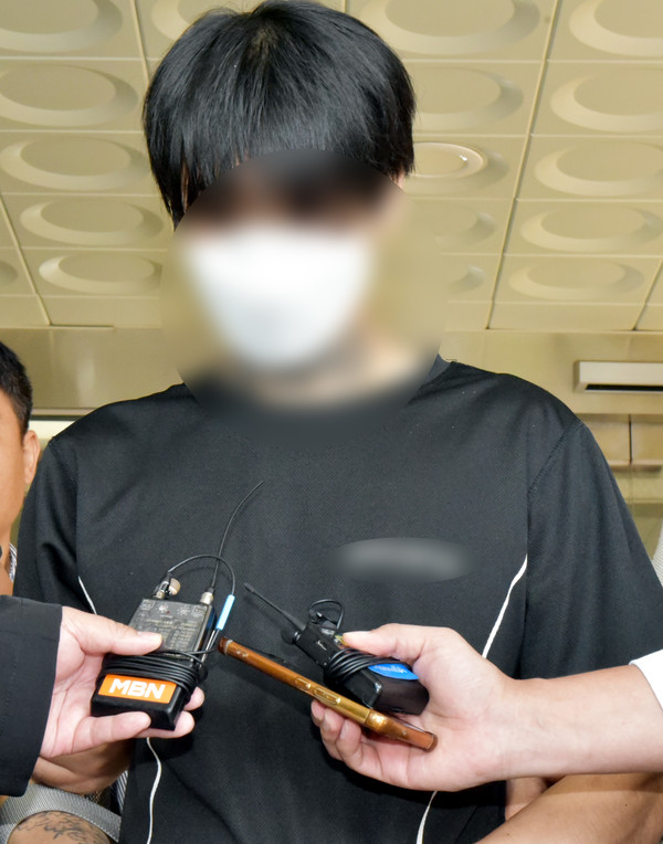 ▲ 순천 도심에서 길을 가던 여고생을 살해한 혐의를 받는 A(30)씨가 28일 오전 광주지법 순천지원에서 열린 구속전 피의자 심문을 받고 법원을 나서고 있다. 사진=뉴시스