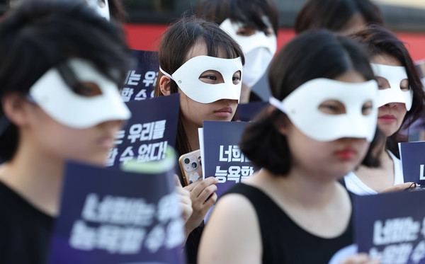 ▲ 서울여성회와 서울여성회 페미니스트 대학생 연합동아리의 ‘딥페이크 성범죄’ 규탄 여성 시민·대학생 긴급 기자회견에서 참가자들이 피켓을 들고 있다. 사진=뉴시스