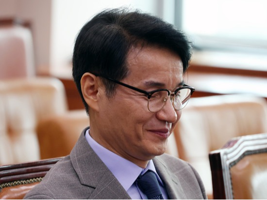 ▲ 최재영 목사가 26일 서울 여의도 국회에서 열린 제5차 법제사법위원회 윤석열 대통령 탄핵소추안 즉각 발의 요청에 관한 청원 관련 청문회에서 미소짓고 있다. 사진=뉴시스
