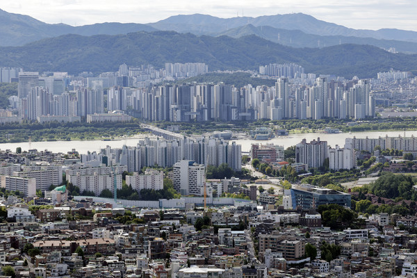 ▲ 서울 남산공원에서 바라본 서울 시내 아파트 단지 모습. 사진=뉴시스