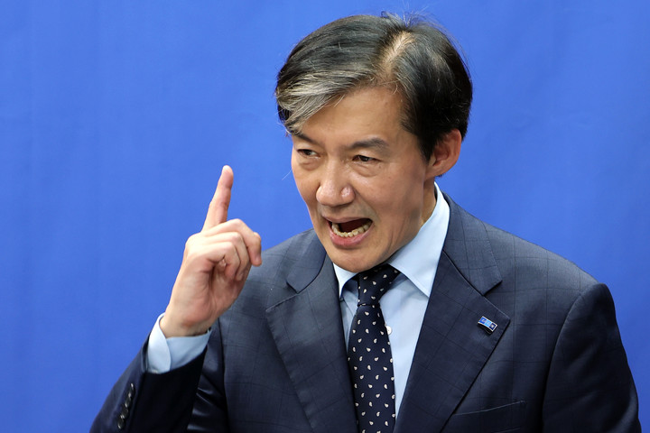 지난 13일 전남 곡성버스터미널 인근에서 열린 박웅두 곡성군수 재선거 후보 선거사무소 개소식에서 발언하고 있는 조국 조국혁신당 대표