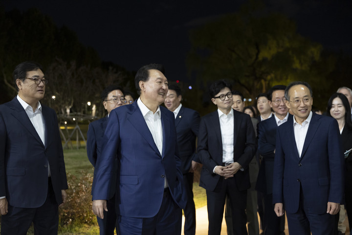 지난 24일 서울 용산 대통령실에서 만찬 회동한 윤석열 대통령과 국민의힘 당 지도부
