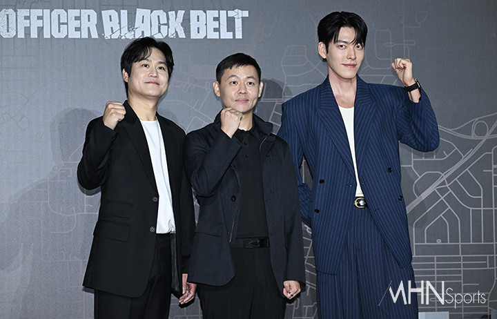 (왼쪽부터) 배우 김성균, 감독 김주환, 배우 김우빈이 지난 10일 서울 광진구 롯데시네마 건대입구점에서 열린 영화 '무도실무관' 제작보고회에 참석하고 있다.