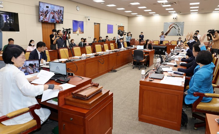 지난 13일 서울 여의도 국회 과학기술정보방송통신위원회에서 경찰의 방송통신심의위원회 사무실 압수수색과 관련해 긴급 현안질의가 열리고 있다. 