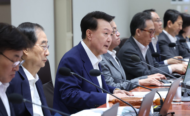 지난 10일 서울 용산 대통령실 청사에서 열린 국무회의에서 발언하고 있는 윤석열 대통령