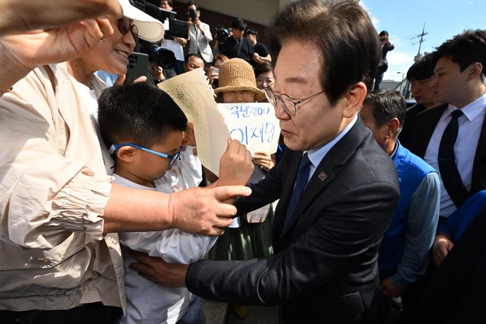 이재명 더불어민주당 대표가 10·16 영광·곡성군수 재보궐 선거를 앞둔 24일 오전 전남 곡성군 곡성읍 대한노인회 곡성군지회를 방문해 지지자들과 인사를 나누고 있다. ⓒ뉴시스