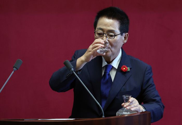 박지원 더불어민주당 의원이 지난 9일 오후 국회 본회의 정치 분야 대정부질문 도중 물을 마시고 있다. ⓒ뉴시스