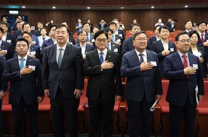 우원식 국회의장을 비롯한 의원들이 7월 9일 오전 서울 여의도 국회 도서관에서 열린 제22대 국회 한중의원연맹 개원총회에서 국민의례를 하고 있다. ⓒ뉴시스