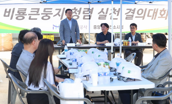 조동암(가운데) iH 사장이 최근 열린 청렴간담회에서 인사말을 하고 있다. ⓒiH 제공