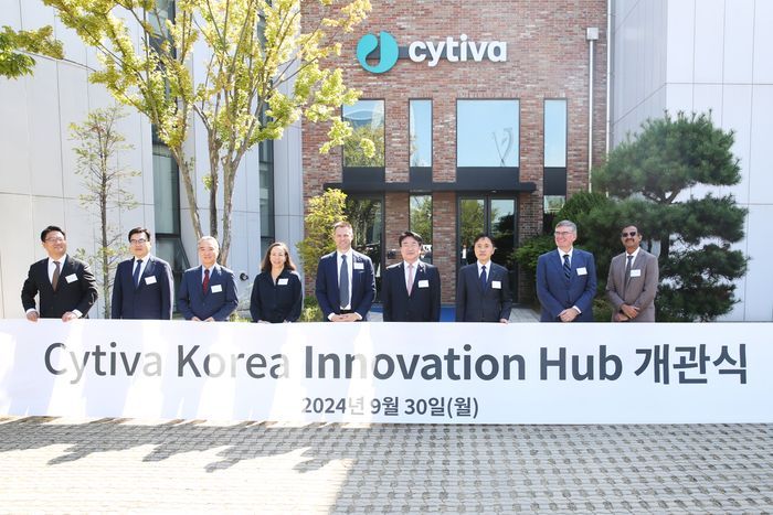 윤원석(오른쪽 4번째)인천경제자유구역청장이 30일 바이오의약 원부자재 다국적 기업 싸이티바 개관식에서 관계자들과 사진 촬영을 하고 있다. ⓒ인천경제자유구역청 제공