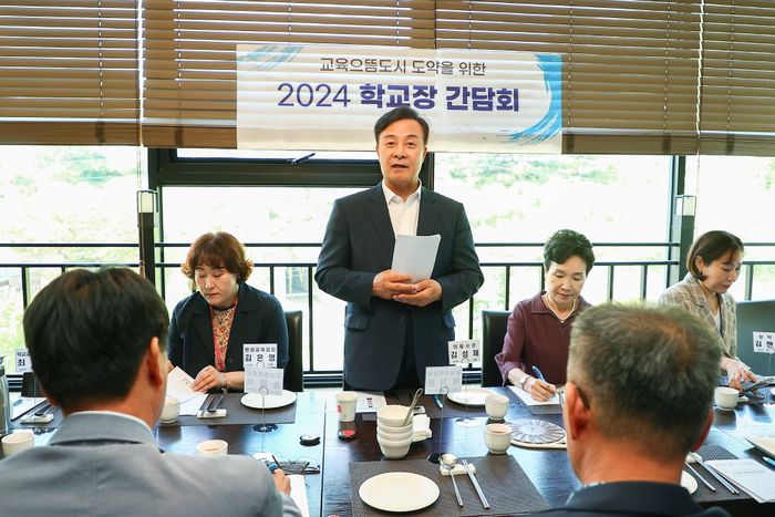 김성제 의왕시장이 관내 학교장과의 간담회에서 인사말을 하고 있다. ⓒ의왕시 제공