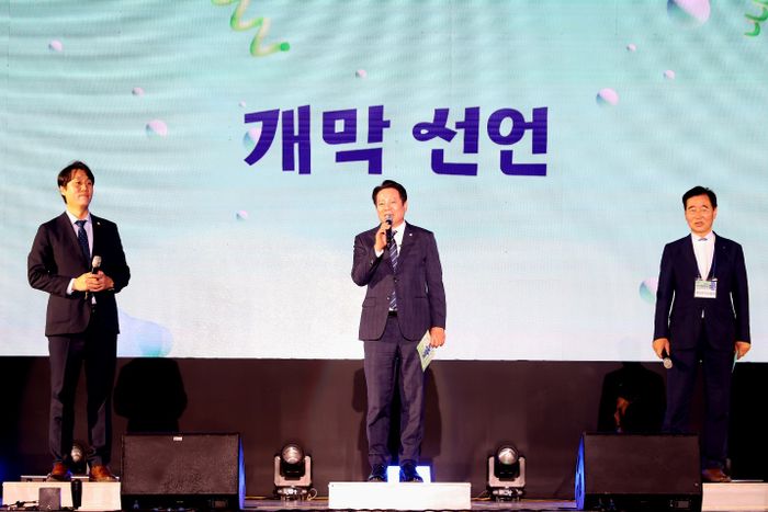 지난 27일 안양춤축제 개막을 선언하는 최대호 시장.ⓒ 안양시 제공