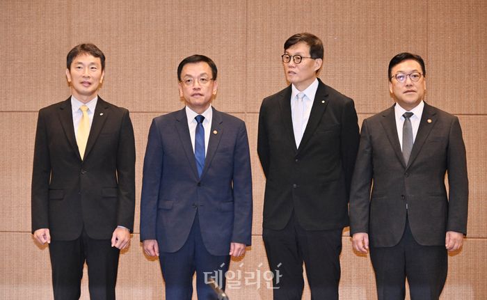 최상목 경제부총리 겸 기획재정부 장관이 19일 오전 서울 서초구 서울지방조달청 별관에서 열린 미국 FOMC 주요 결과 및 국제금융시장 동향 관련 거시경제금융회의 시작에 앞서 기념촬영을 하고 있다. 왼쪽부터 이복현 금융감독원장, 최 부총리, 이창용 한국은행 총재, 김병환 금융위원장. ⓒ기획재정부