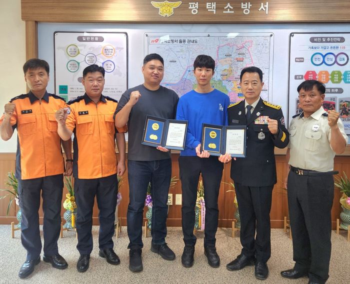 화재 현장에서 초등학생을 구조한 포승파출소 소속 경찰관들이 평택소방서로부터 표창을 수여받았다. ⓒ평택소방서 제공