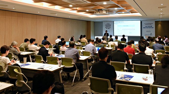 26일 수원컨벤션센터에서 열린 ‘지역산업맞춤형 인력양성사업 제3차 협약기업 세미나’에서 김정한 유앤케이상사 대표가 강연을 하고 있다.ⓒ