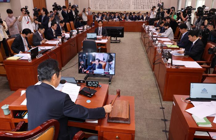 정청래 국회 법제사법위원장이 23일 오전 국회에서 열린 법사위 전체회의에서 검찰청법 일부개정법률안, 이른바 