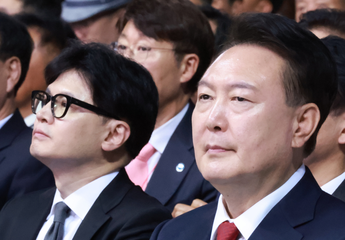 윤석열 대통령과 국민의힘 당권 주자인 한동훈 후보가 4일 인천 남동체육관에서 열린 한국자유총연맹 창립 제70주년 기념식에서 강석호 한국자유총연맹 총재의 기념사를 듣고 있다. 연합뉴스