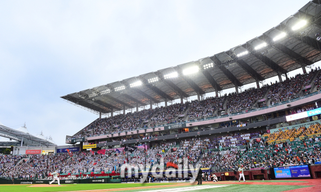 2024년 7월 6일 인천SSG랜더스필드에서 진행된 '2024 신한 SOL Bank KBO리그 올스타전'. <br><br>매진을 기록한 올스타전.