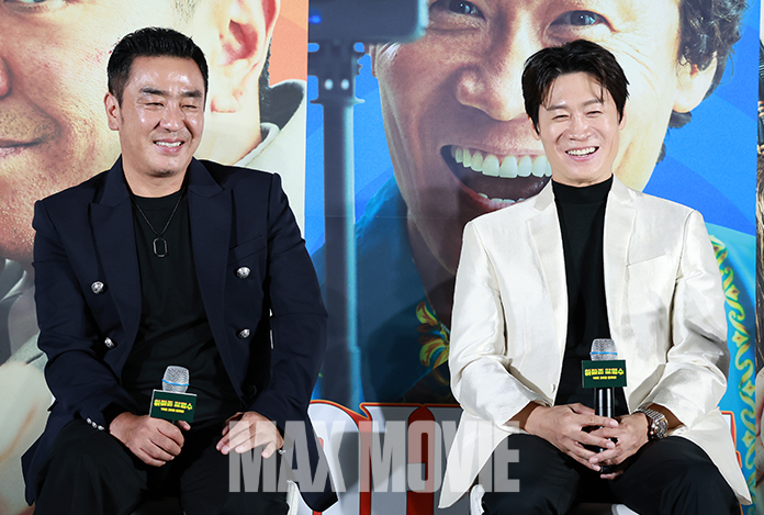 24일 오전 서울 광진구 롯데시네마 건대입구에서 진행된 영화 '아마존 활명수' 제작보고회에서 류승룡, 진선규가 제작영상을 보며 웃음을 터트리고 있다.
