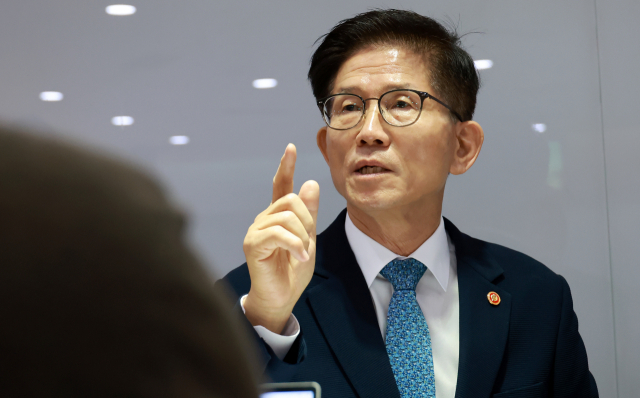 김문수 “월 100만원 주면 안 돼”…필리핀 가사관리사 두고 오세훈과 ‘충돌’