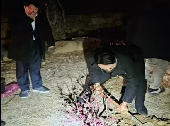 이준석 개혁신당 의원이 지난 3월 1일 새벽 4시 무렵 천하람 의원이 경남 하동 칠불사 마당에 홍매화를 심기 위해 삽질하는 모습을 지켜보고 있다/ 사진=SNS 캡처