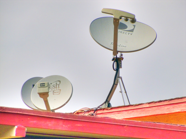 ▲디렉티비와 디쉬의 위성 안테나. 사진=flickr.