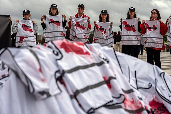 ▲국경없는 기자회가  가자지구에서 이스라엘군에 의해 목숨을 잃은 언론들인을 추모하고 팔레스타인 언론인 보호를 촉구하기 위해 플래시 시위에 나선 모습. ⓒ국경없는 기자회 