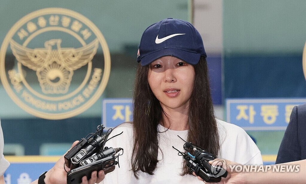 민희진 어도어 대표가 9일 오후 '업무상 배임' 혐의 관련 첫 소환 조사를 마친 뒤 서울 용산경찰서를 나서며 취재진 질문에 답하고 있다. (사진=연합뉴스)
