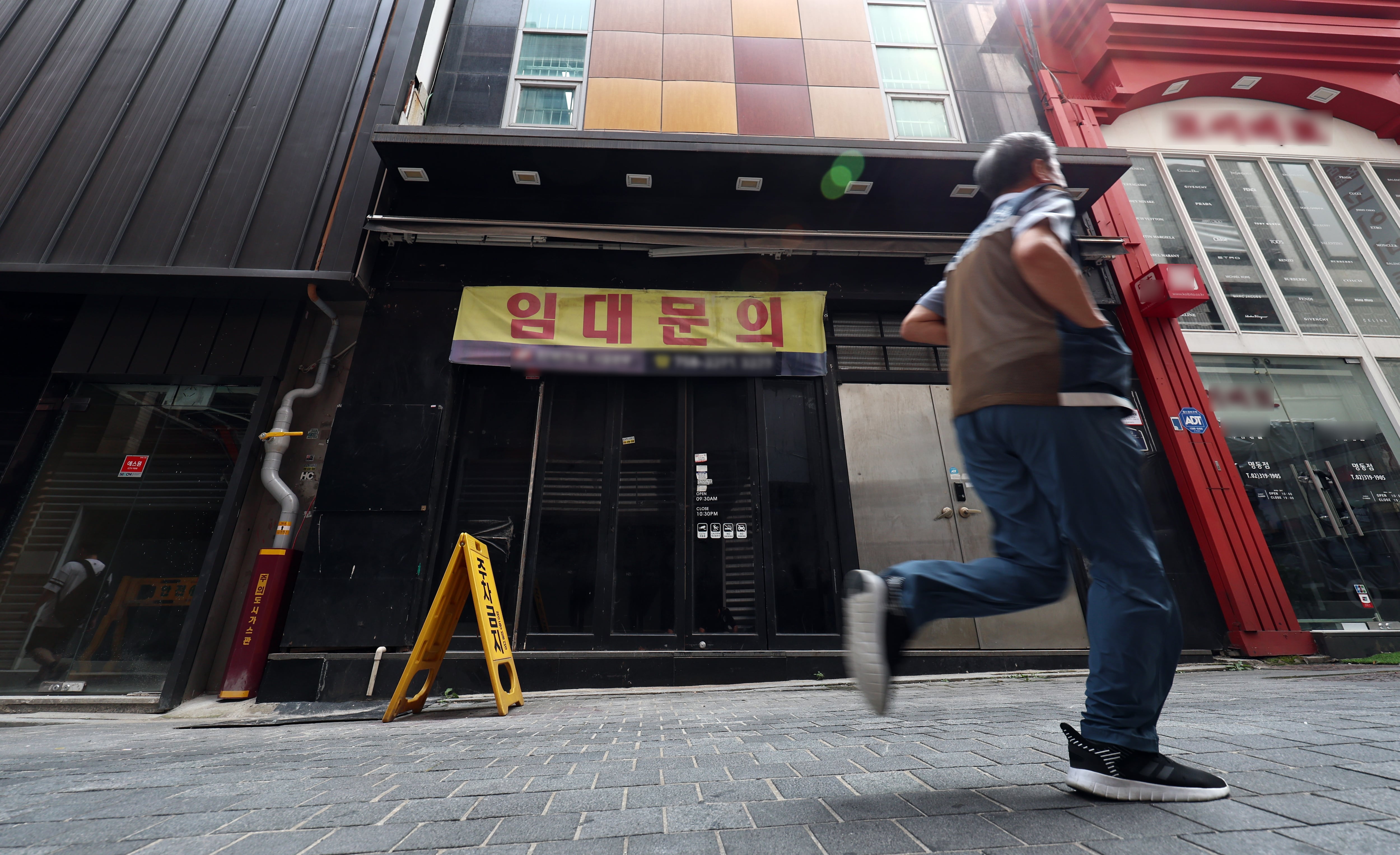 서울 명동의 한 골목에 폐업한 매장이 늘어서 있다. /뉴스1
